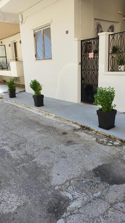 Larry'S Little Place In The Center Of Gytheio المظهر الخارجي الصورة